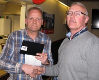 Winnaar Andre Broekhuis rechts krijgt de gelukwensen van Huub Kreuwel