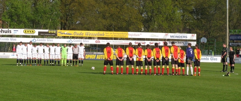 1 Minuut stilte voor de overleden moeder van 1 van de spelers van Vogido